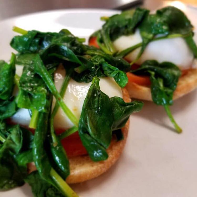 poached eggs with tomato and spinach